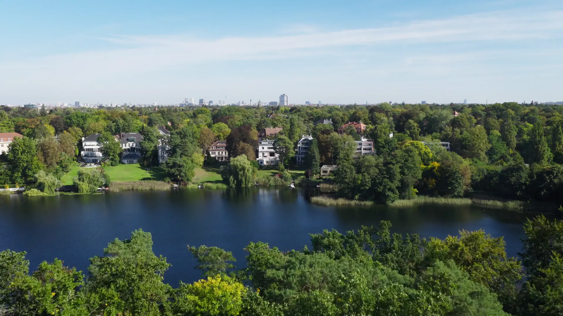 Wohnen am Wasser in Berlin: Villen im Grünen an einem See – Szene aus dem Accord-Imagefilm